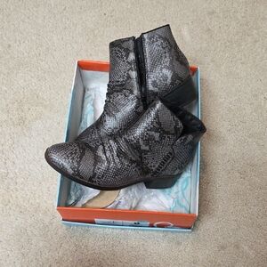 Baretraps Zipper Ankle Boots Miesha Size 8 Womens Snakeskin Low Heel Comfortboot